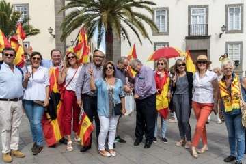 Banderas españolas y catalanas ondean en la capital ante el desafío del 1-O (Foto TA)