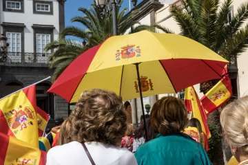 Banderas españolas y catalanas ondean en la capital ante el desafío del 1-O (Foto TA)