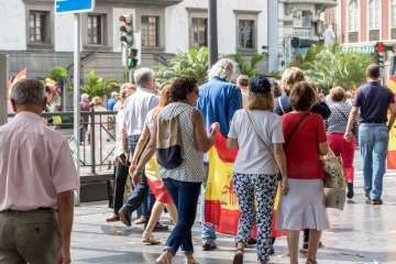 Banderas españolas y catalanas ondean en la capital ante el desafío del 1-O (Foto TA)
