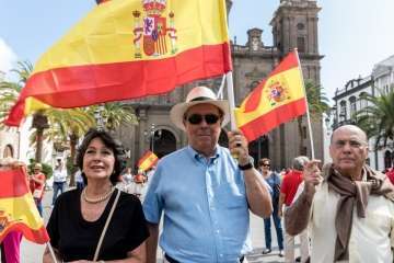 Banderas españolas y catalanas ondean en la capital ante el desafío del 1-O (Foto TA)