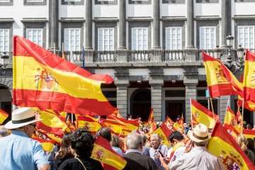 Banderas españolas y catalanas ondean en la capital ante el desafío del 1-O (Foto TA)