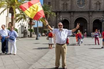 Banderas españolas y catalanas ondean en la capital ante el desafío del 1-O (Foto TA)