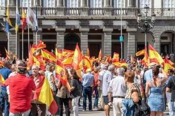 Banderas españolas y catalanas ondean en la capital ante el desafío del 1-O (Foto TA)