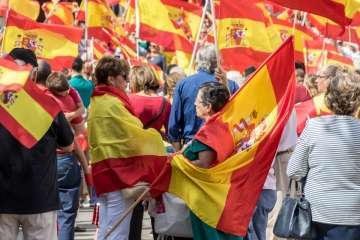 Banderas españolas y catalanas ondean en la capital ante el desafío del 1-O (Foto TA)