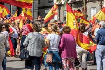 Banderas españolas y catalanas ondean en la capital ante el desafío del 1-O (Foto TA)