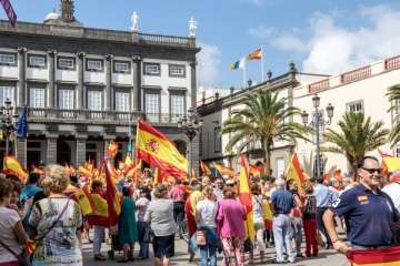 Banderas españolas y catalanas ondean en la capital ante el desafío del 1-O (Foto TA)