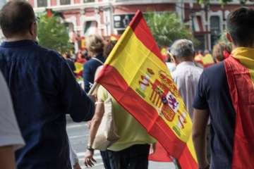 Banderas españolas y catalanas ondean en la capital ante el desafío del 1-O (Foto TA)