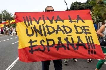 Banderas españolas y catalanas ondean en la capital ante el desafío del 1-O (Foto TA)