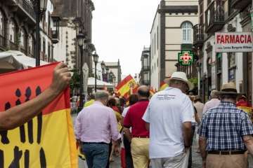 Banderas españolas y catalanas ondean en la capital ante el desafío del 1-O (Foto TA)
