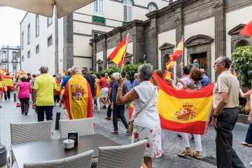 Banderas españolas y catalanas ondean en la capital ante el desafío del 1-O (Foto TA)