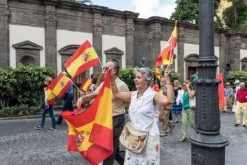 Banderas españolas y catalanas ondean en la capital ante el desafío del 1-O (Foto TA)