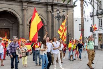 Banderas españolas y catalanas ondean en la capital ante el desafío del 1-O (Foto TA)
