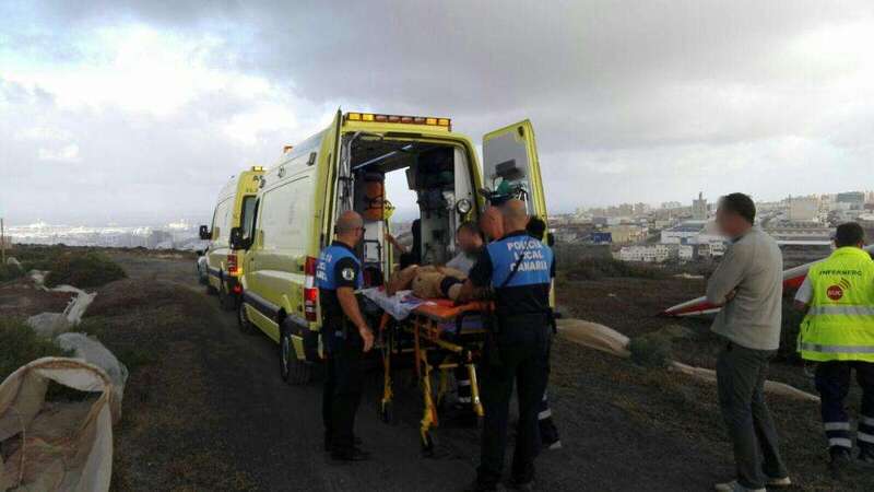 El herido es introducido en una ambulancia del SUC (Foto TA)