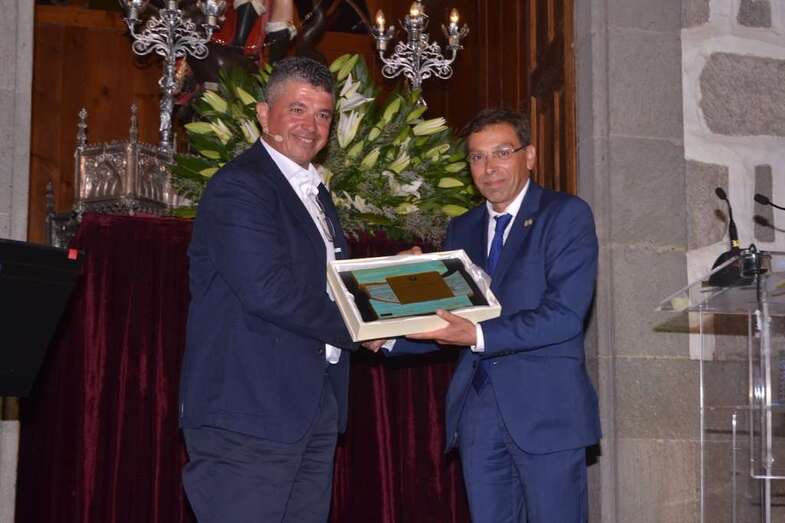 El alcalde Francisco Atta la entrega al pregonero una placa de recordatorio del acto (Foto TA)