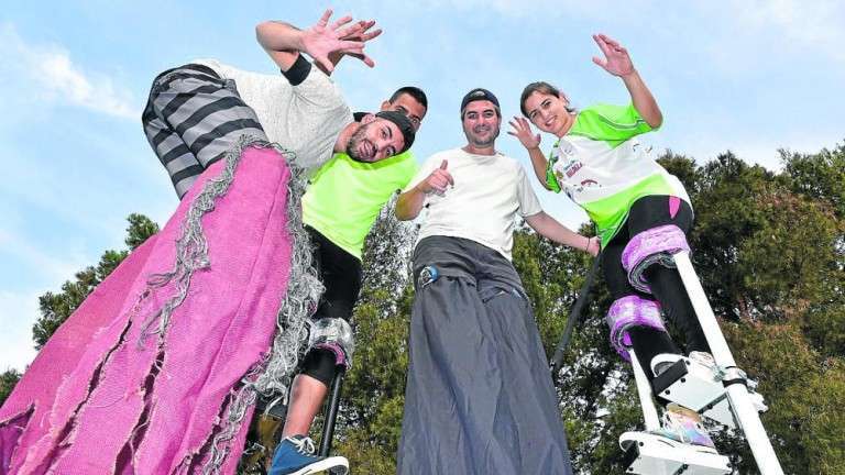 Un grupo de actores, en un alto en los ensayos. Son personajes que nunca faltan en la Suelta (Foto Arcadio Suárez/C7)