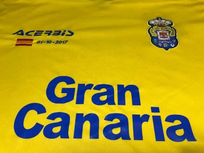 Camiseta de la UD Las Palmas con la bandera española (Foto TA)