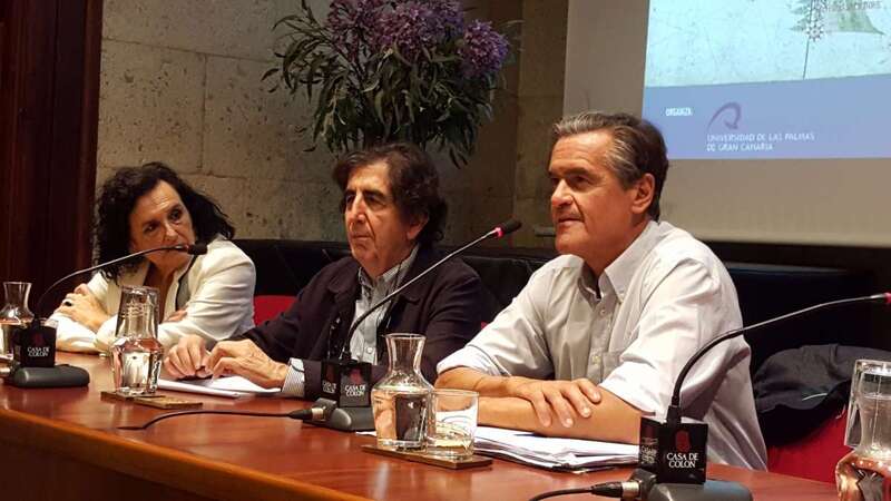 Juan Fernando López Aguilar (d), este lunes durante su participación en la Casa de Colón (Foto TA)