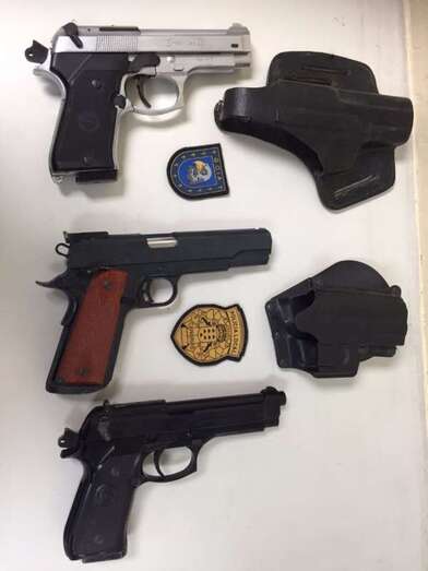 El detenido guardaba una pistola real y dos simuladas (Foto TA)