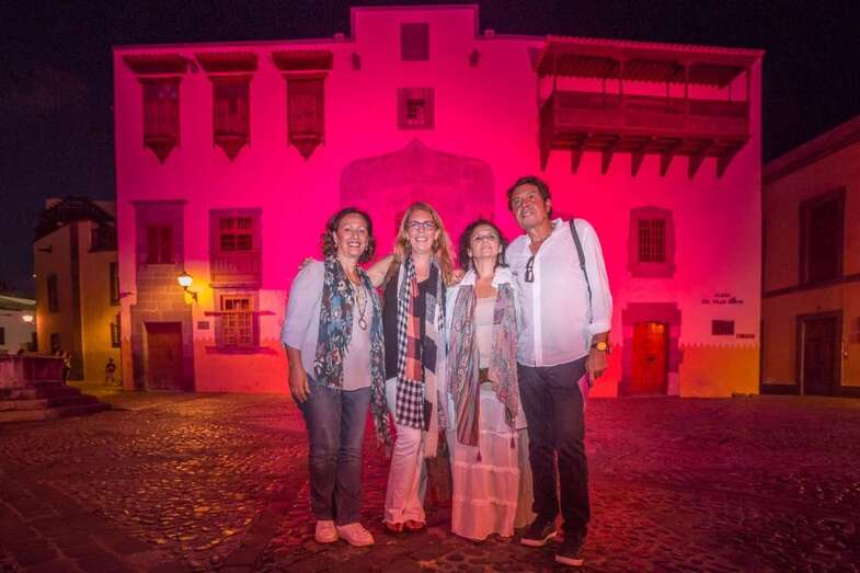 La Casa de Colón, teñida de rosa (Foto TA)