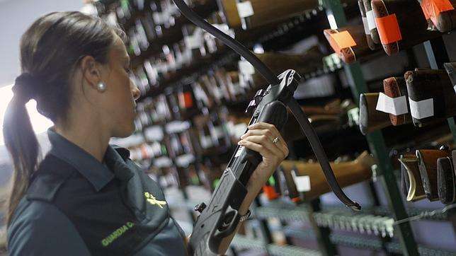 Imagen de archivo de un catálogo de armas almacenado en un depósito judicial (Foto TA)