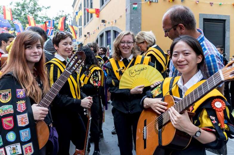 Un pasacalles de tunas abrió el festival (Foto José Francisco Fernández Belda)