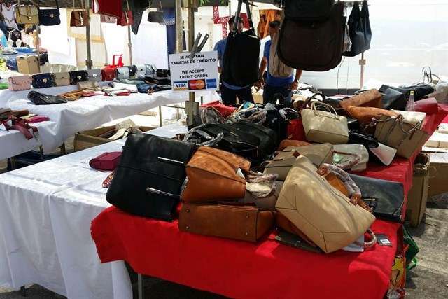 Archivo. Puesto ambulante de venta de bolsos (Foto TA)