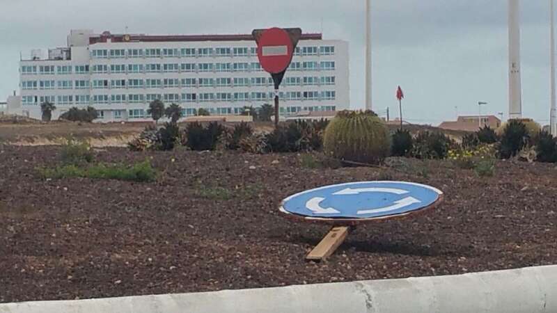 Estado de algunas señales en el vial costero de Telde (Foto TA)