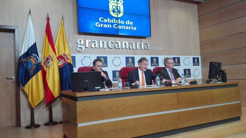 El consejero Pedro Justo (c), durante la presentación de los bonos (Foto TA)