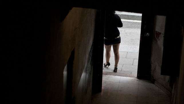 Imagen de archivo de una mujer ejerciendo la prostitución (Foto Carmen Secanella)