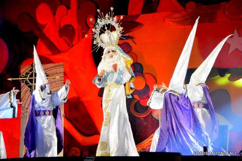 Imagen de la actuación de Drag Sethlas (Foto Antonio Alí)