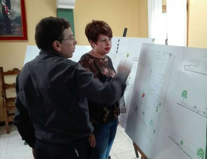 El alcalde Francisco Atta y la consejer insular de Comercio, Minerva Aloso, superivan los proyectos (Foto TA)