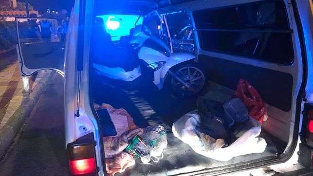 El furgón circulaba con las matrículas tapadas y con una moto robada en el interior (Foto TA)