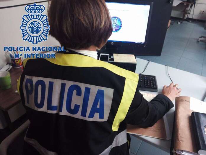 Archivo. Agente policial consulta el ordenador (Foto TA)
