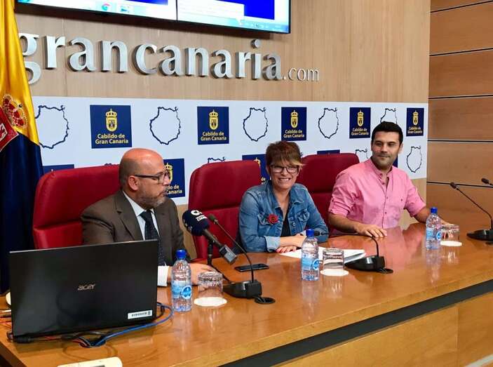 La consejera insular Elena Máñez (c),  José Antonio López (i), delegado territorial de la ONCE en Canarias, y Juan Carlos Reyes, de Autoescuela Carmelo (Foto TA)