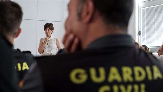 La psicóloga de Gamá, María José Hinojosa Pareja, durante el curso a agentes de la Guardía Civil (Foto Efe)