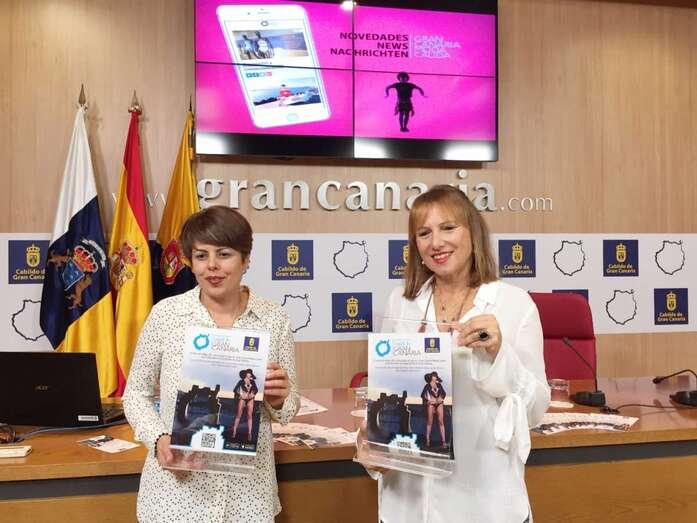 Las teldenses Minerva Alonso e Inés Jiménez, este jueves durante la presentación de la app (Foto TA)