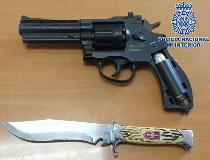 Imagen del revólver y el arma blanco con el que perpetró el atraco (Foto TA)