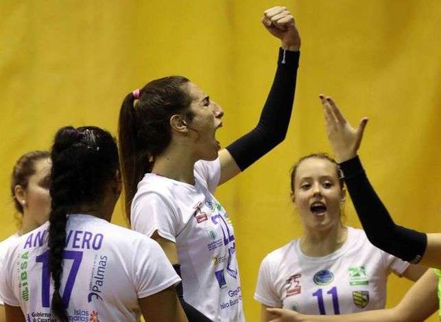 La joven grancanaria Omaira Perdomo, durante su primer partido con el CV CC Siete Palmas (Foto Efe / Elvira Urquijo A.)