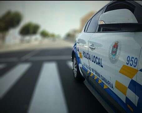 Los agentes lograron reducir finalmente al hombre y lo detuvieron por un delito de violencia familiar (Foto TA)