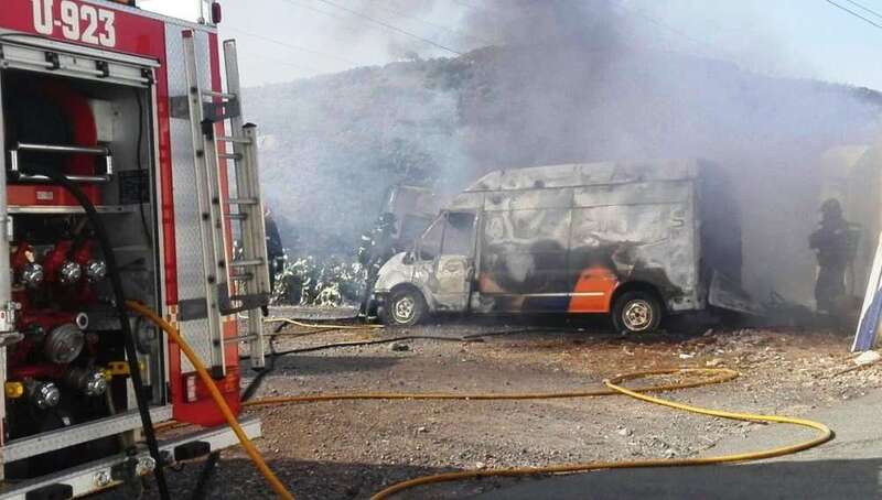 Vehículos ardiendo (Foto TA)