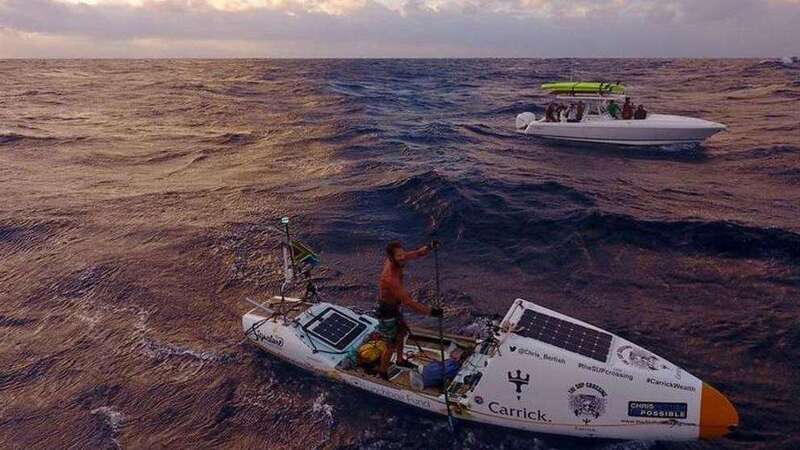 Imagen de archivo de un hombre practicando remo en el Atlántico (Foto Clarín)