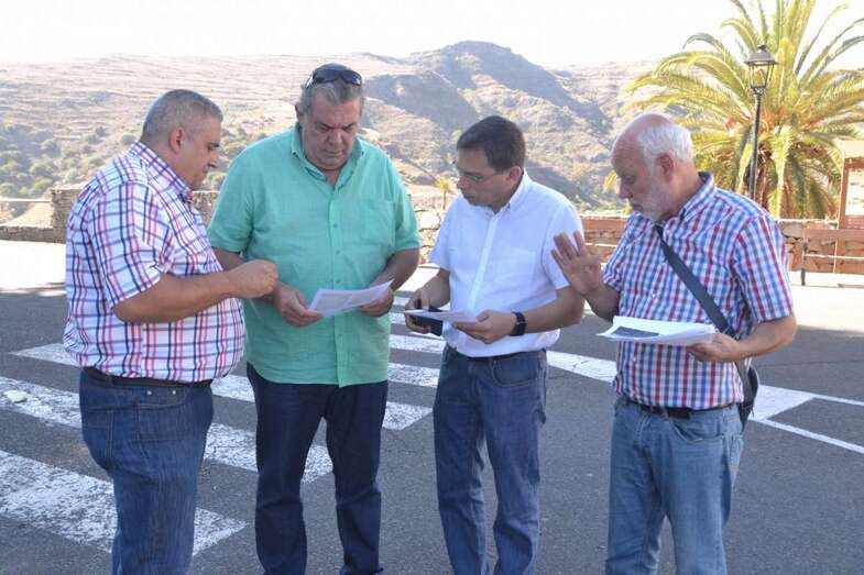 El alcalde, concejales y presidente vecinal de la zona (Foto TA)