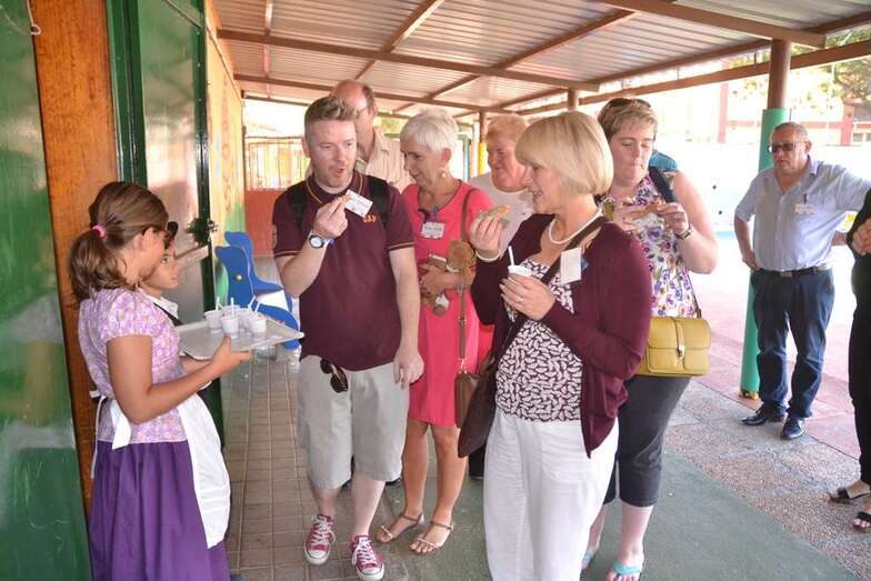 Llegada de profesores europeos al colegio de Valsequillo (Foto TA)