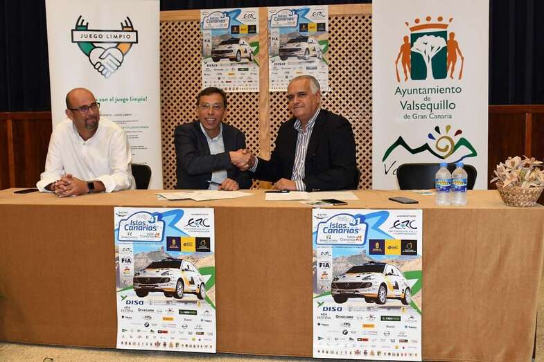 Francisco Atta y Germán Morales firman el acuerdo en compañía de Eduardo Déniz (Foto TA)