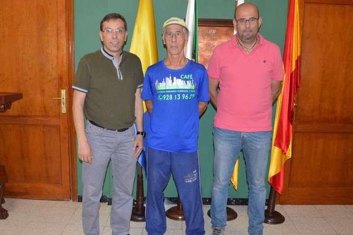 El corrredor entre el alcalde Francisco Atta (i) y el concejal de Deportes, Eduardo Déniz (Foto TA)