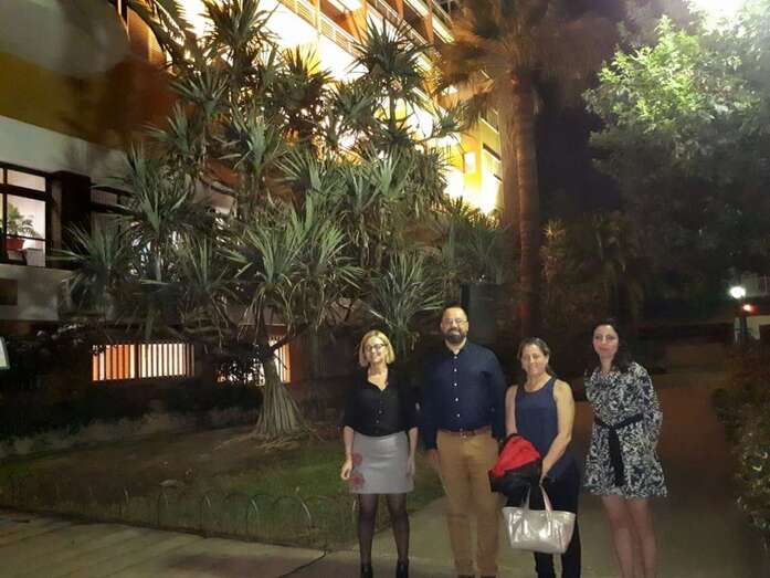 La fachada de las Oficinas Municipales, iluminada de amarillo (Foto TA)