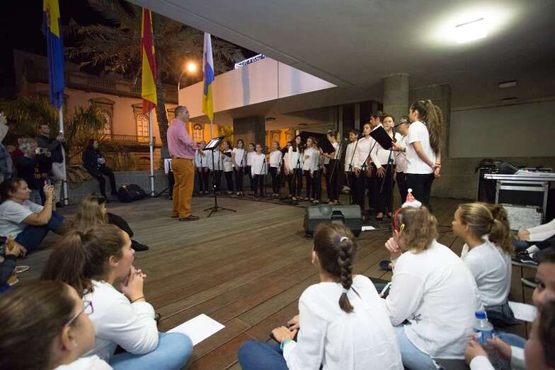 Momento de la actuación de los coros, anoche en el Cabildo (Foto TA)
