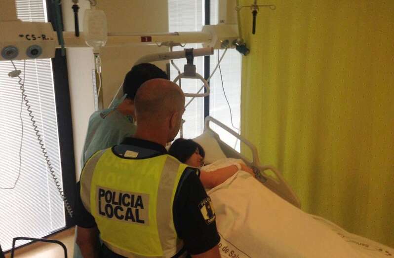 Un agente de la Policía Local fue a visitar a los padres y a la recién nacida (Foto TA)