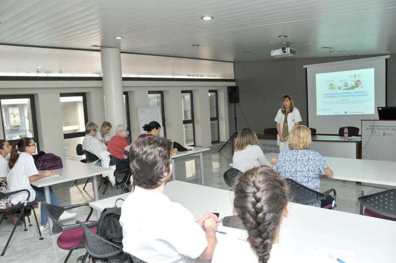 Imagen de la charla que la psicóloga Nuria Toledo impartió en el Hospital Doctor Negrín (Foto TA)