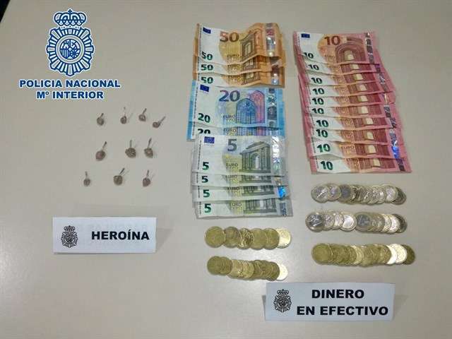 Dinero y heroína incautados a la pareja (Foto Jefatura Superior de Policía de Canarias)